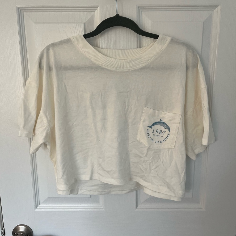 White cropped boyfriend tee from Aéropostale.